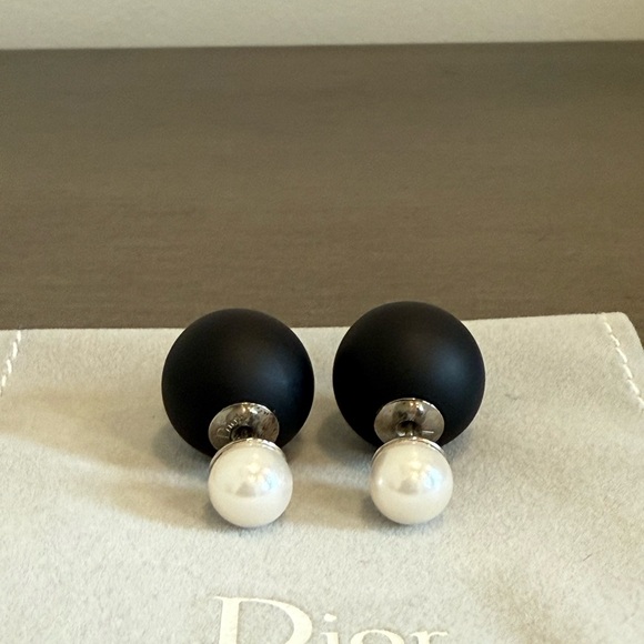 Dior | Tribales Pearl Black Earrings - Picture 3 of 9